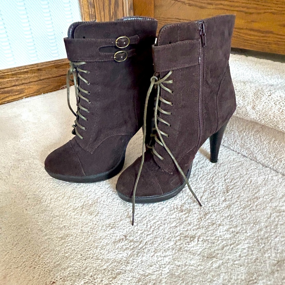 Just gorgeous pair of suede high heel boots. Ladies 8. 
Very pretty in EUC🌷